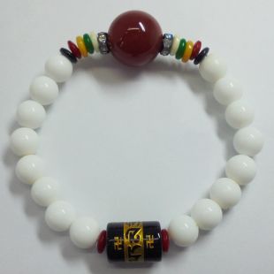 Conch bracelet with carnelian