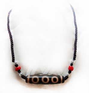 Five eyes dzi bead